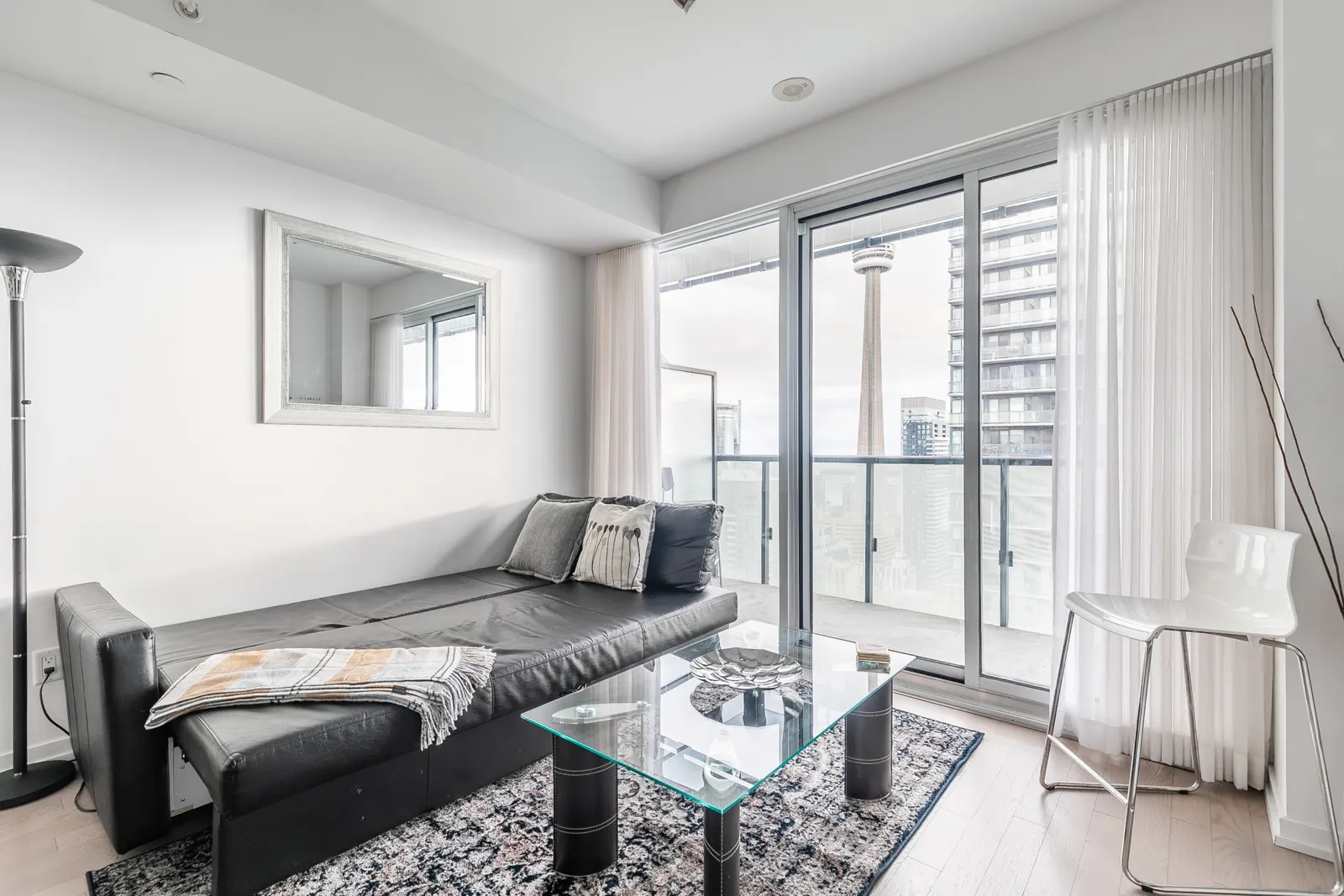 Stylish Executive 1BR Sleeps 4 Prime Location 16