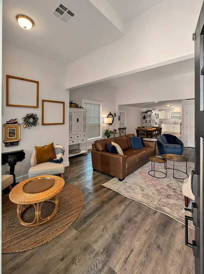 Cozy Mint Cottage- Downtown Waco 6