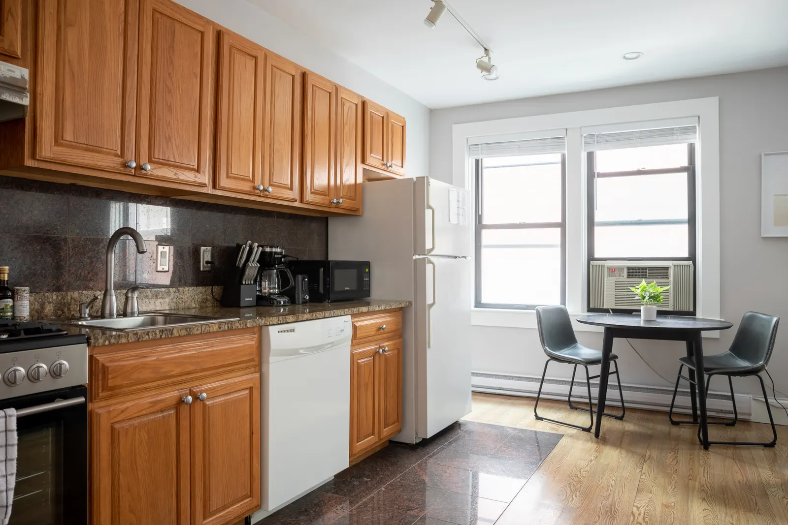 1br in Heart of Theater District Walk Anywhere! 3