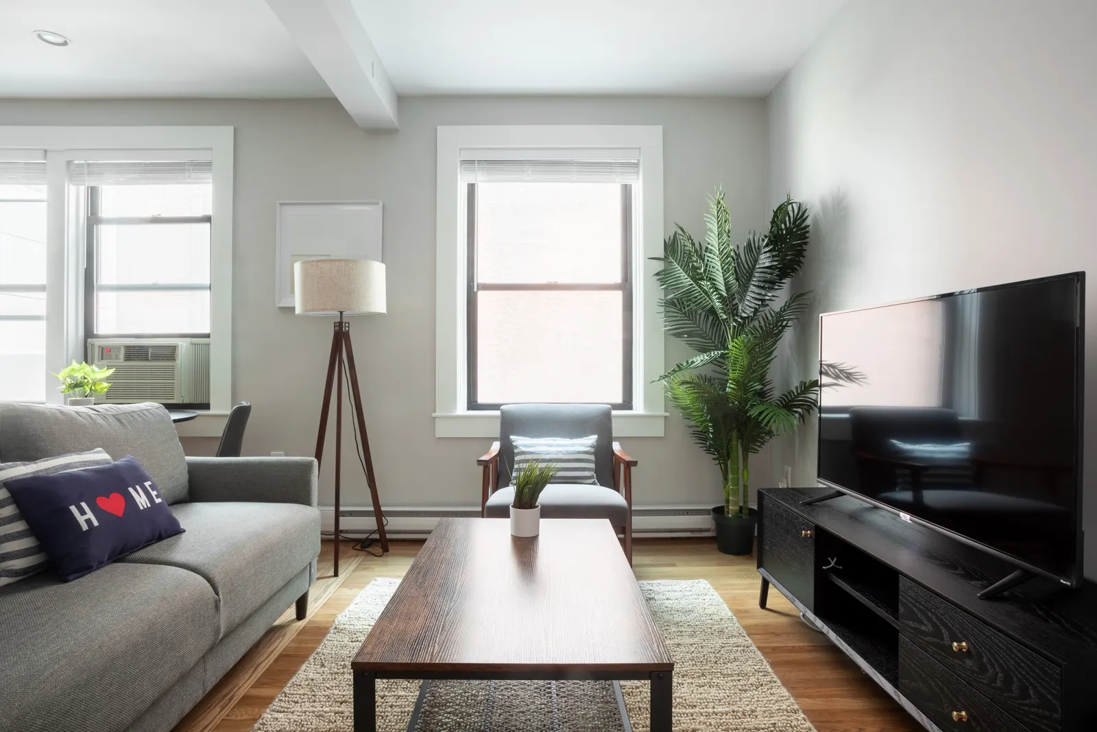 1br in Heart of Theater District Walk Anywhere! 6