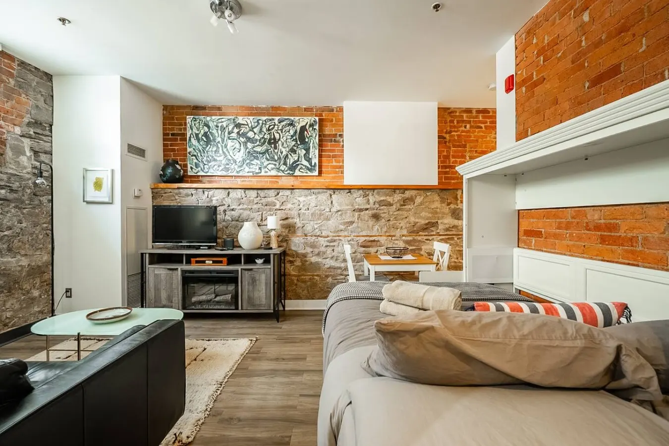 Lower-Level Studio Historic Charm King West 10