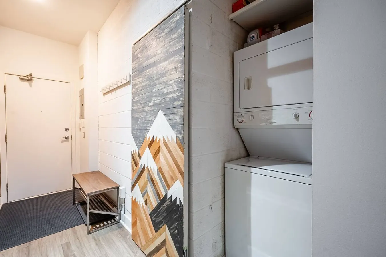 Lower-Level Studio Historic Charm King West 13