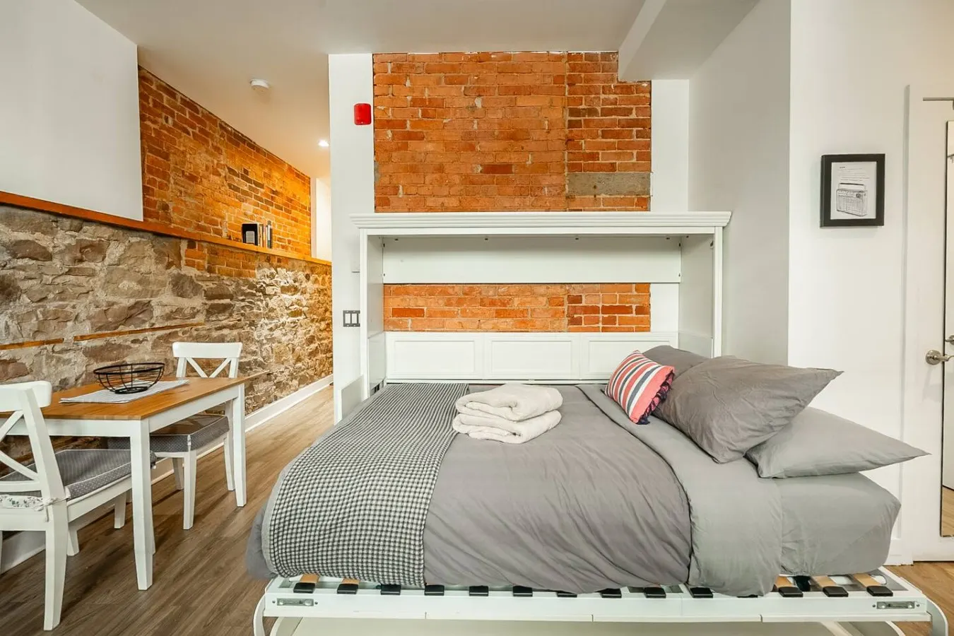 Lower-Level Studio Historic Charm King West 4