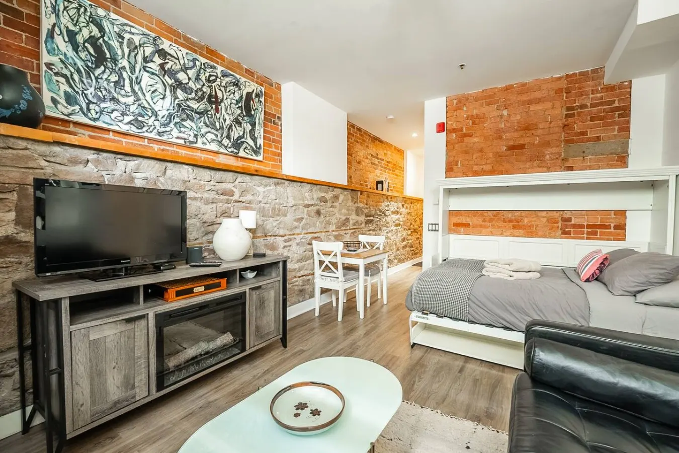 Lower-Level Studio Historic Charm King West 5