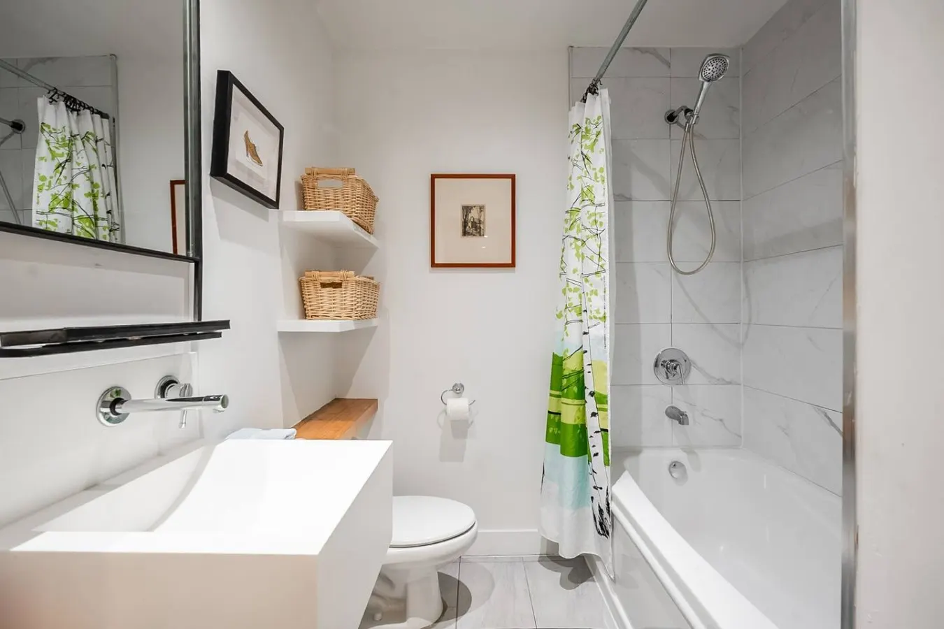 Lower-Level Studio Historic Charm King West 6