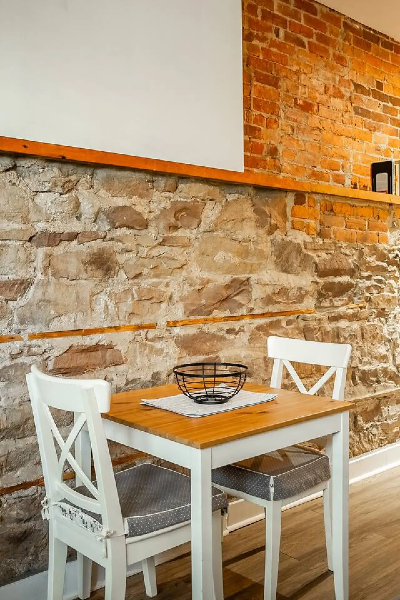 Lower-Level Studio Historic Charm King West 7