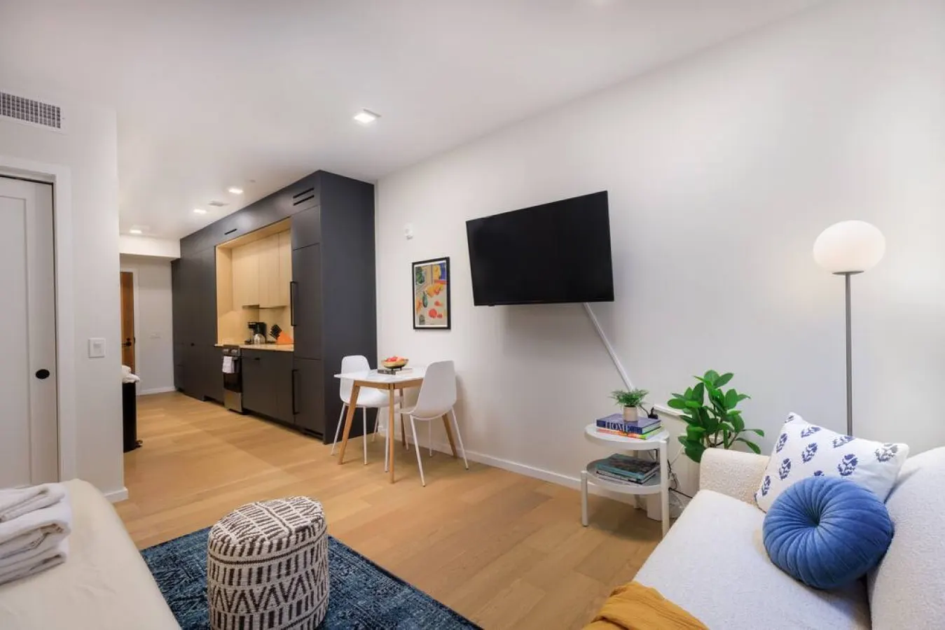 Spacious Mission Hill Studio! 3