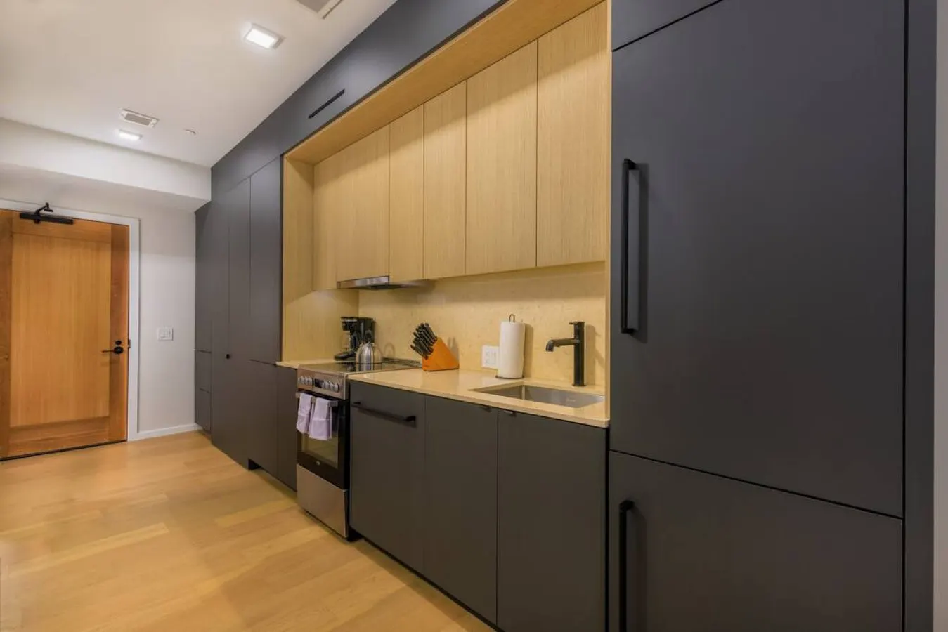 Spacious Mission Hill Studio! 4