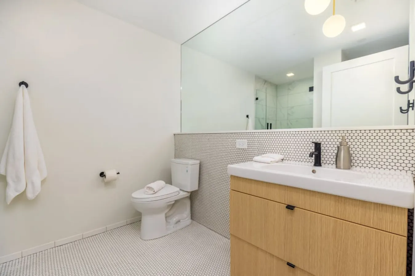 Spacious Mission Hill Studio! 5