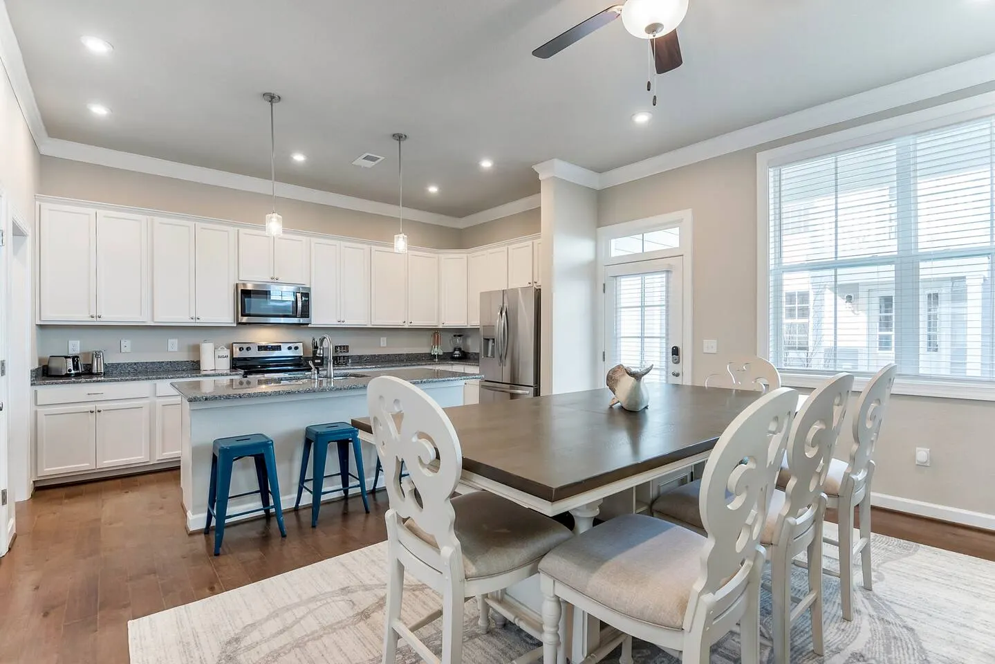 ViBe District 4BR • Walk to Virginia Beach