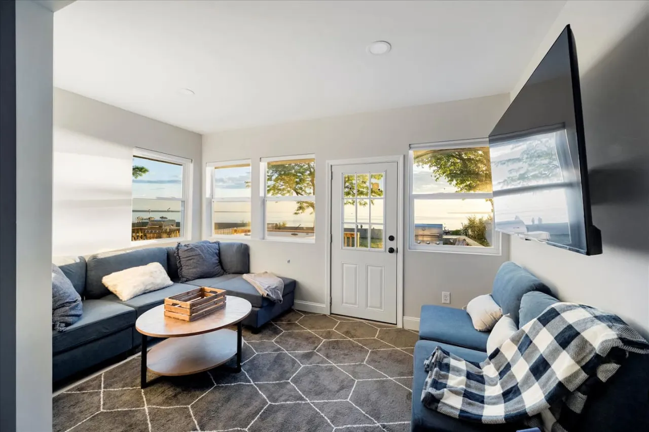 Parks Slice Heaven 2BR Waterfront with Hot tub 9