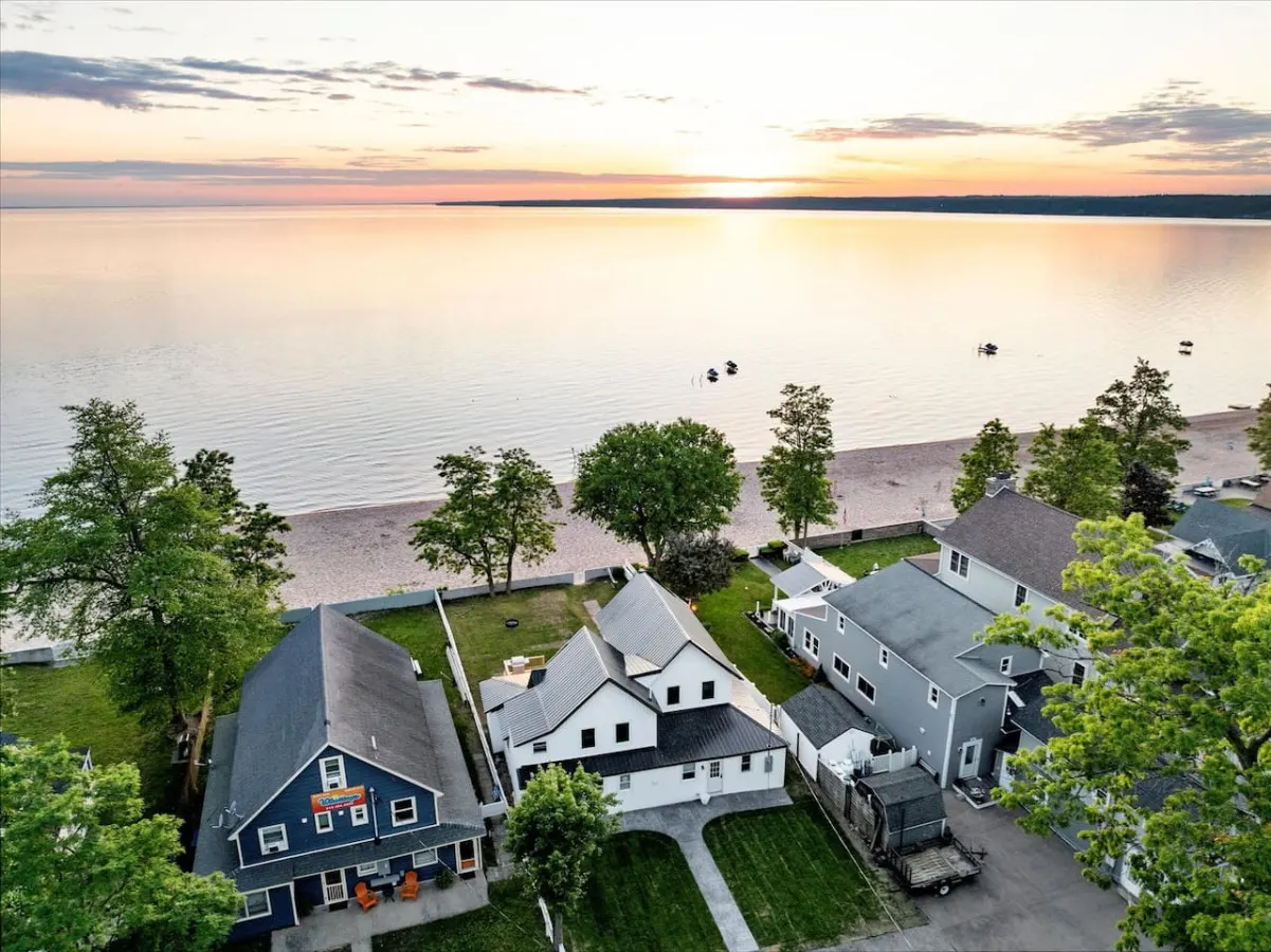 Parks Slice Heaven 2BR Waterfront with Hot tub 10