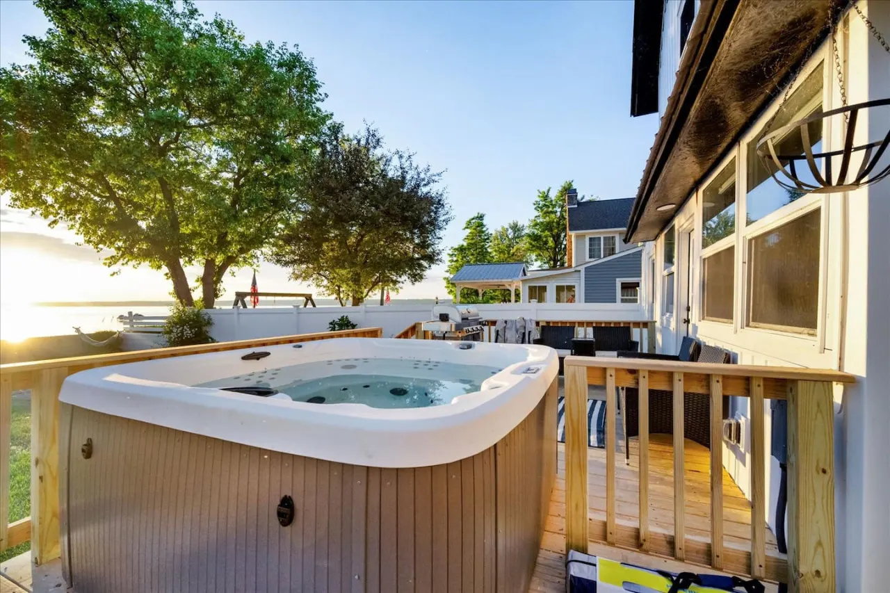 Parks Slice Heaven 2BR Waterfront with Hot tub 4
