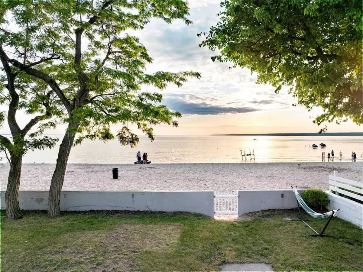 Parks Slice Heaven 2BR Waterfront with Hot tub 5
