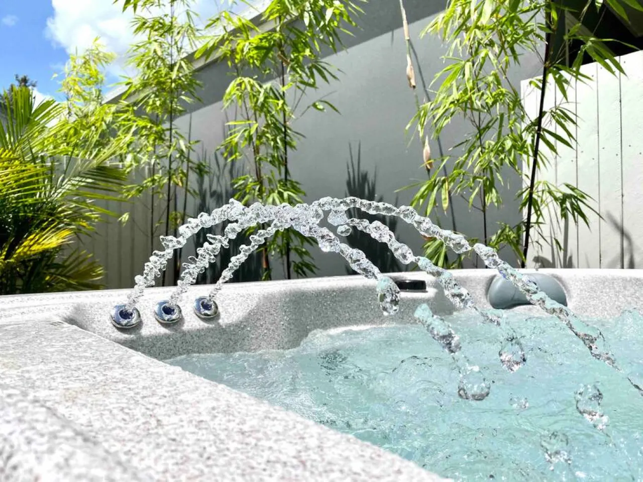 Botanical Gardens Spa Villa - Edge Hill sleeps 9