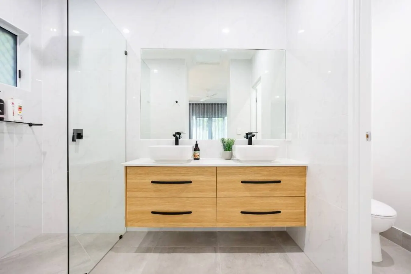 Botanical Gardens Spa Villa - Edge Hill sleeps 9 12