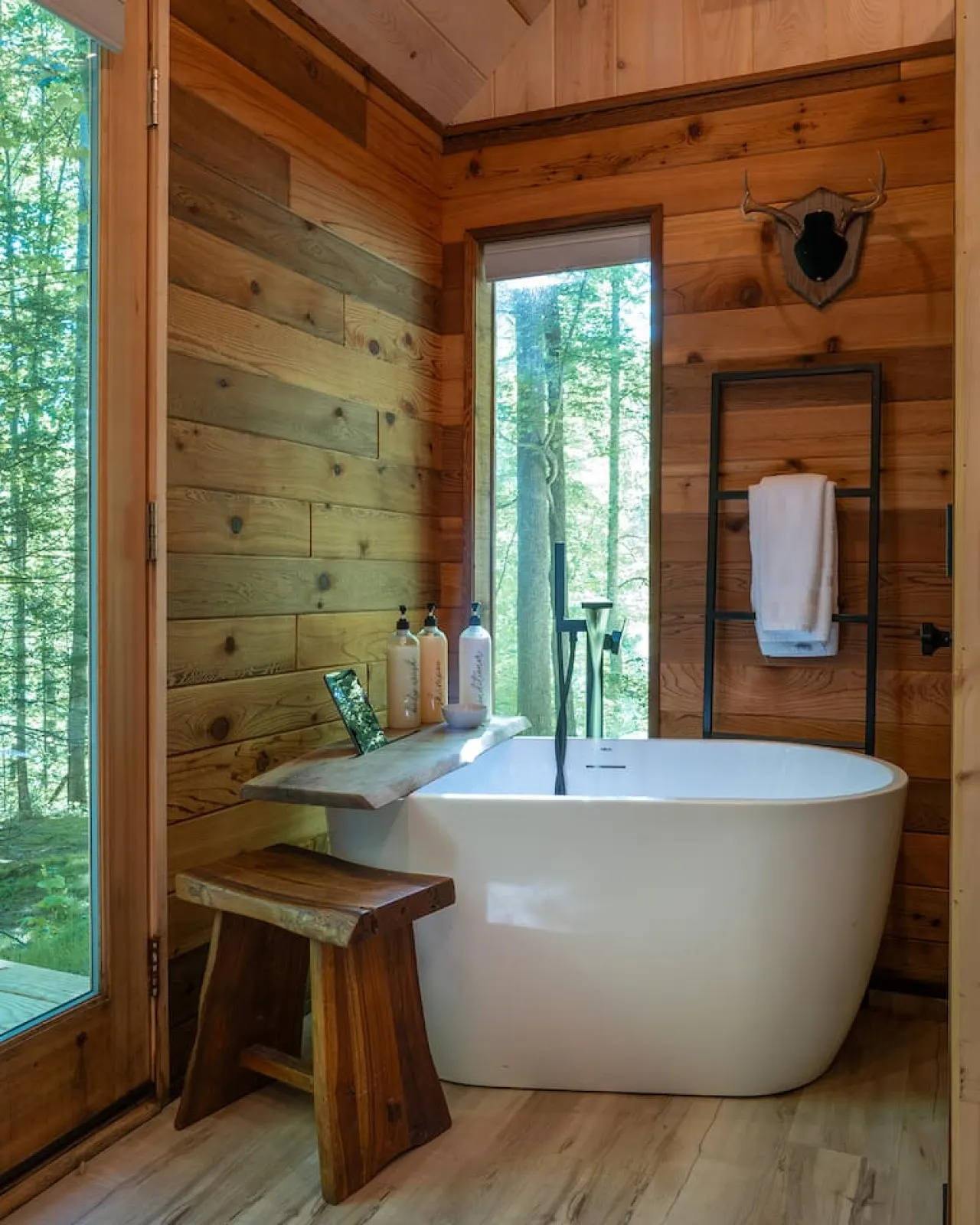 The Twig Outdoor Shower, Deck & Cozy Chimney 2