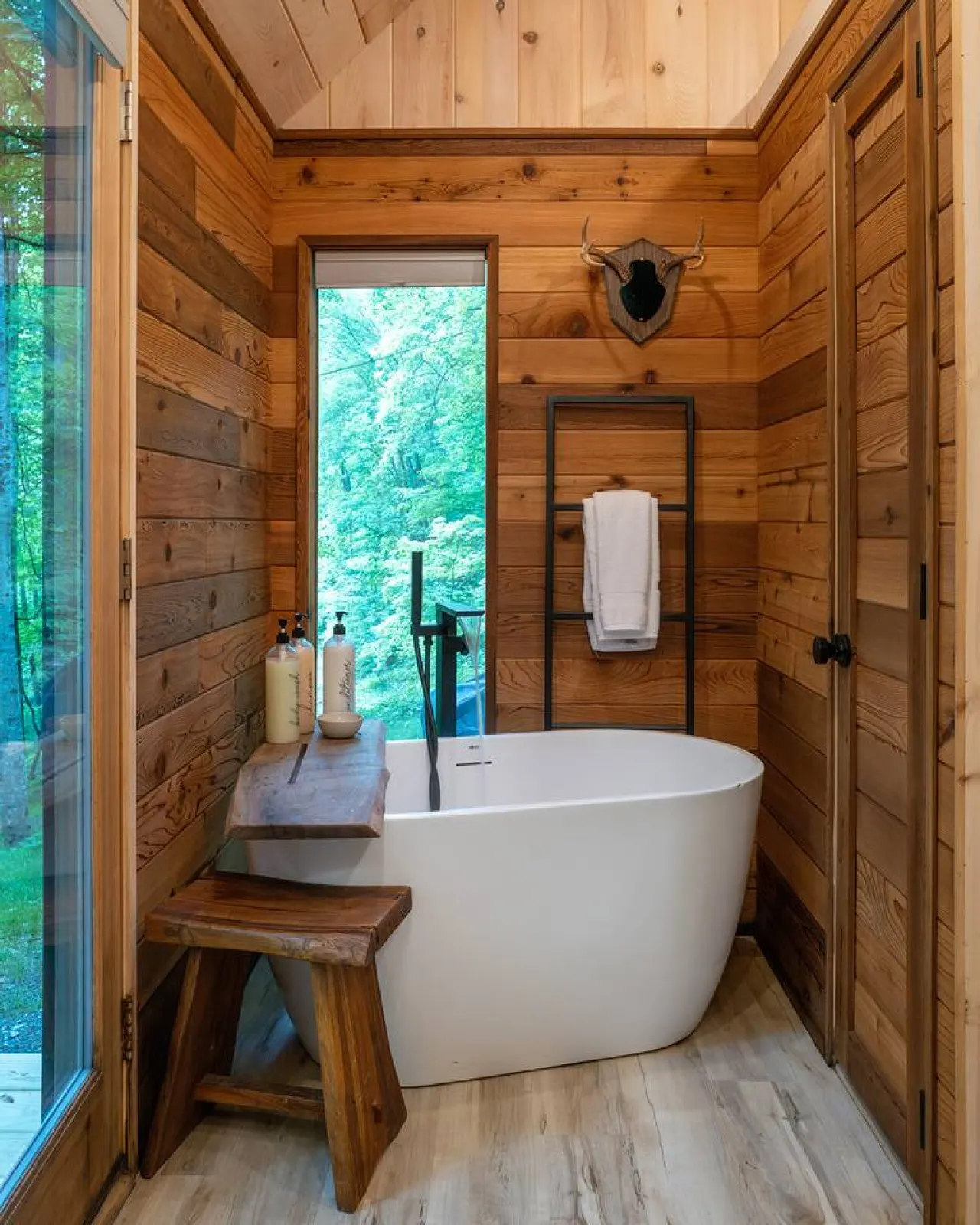 The Twig Outdoor Shower, Deck & Cozy Chimney 9