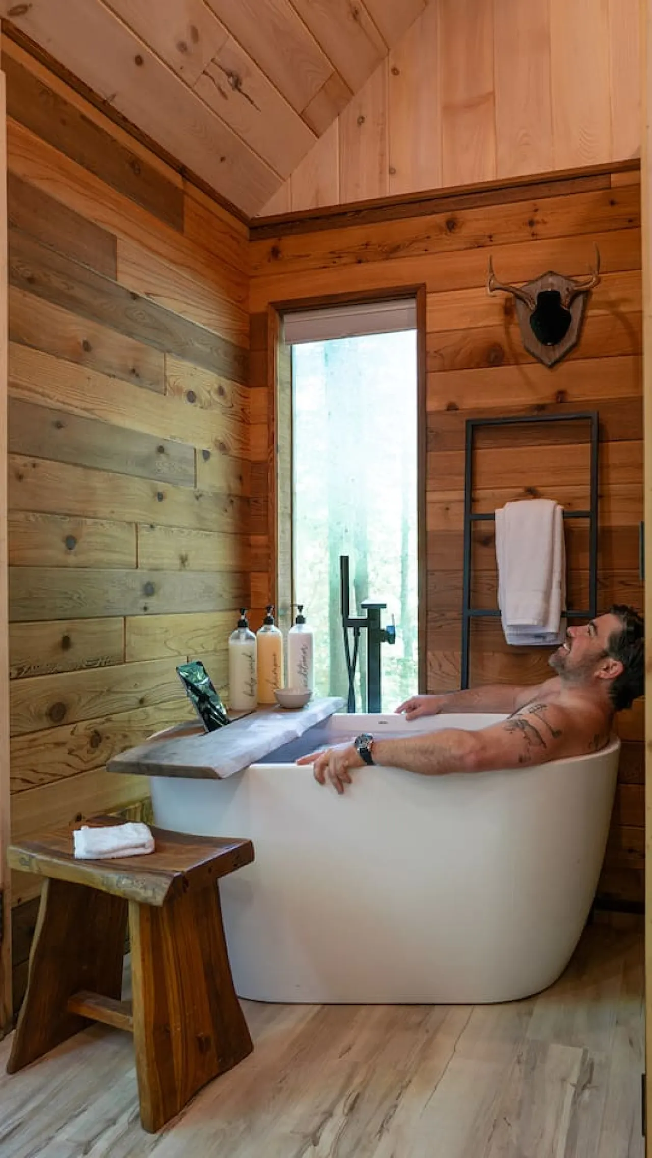 The Twig Outdoor Shower, Deck & Cozy Chimney 10