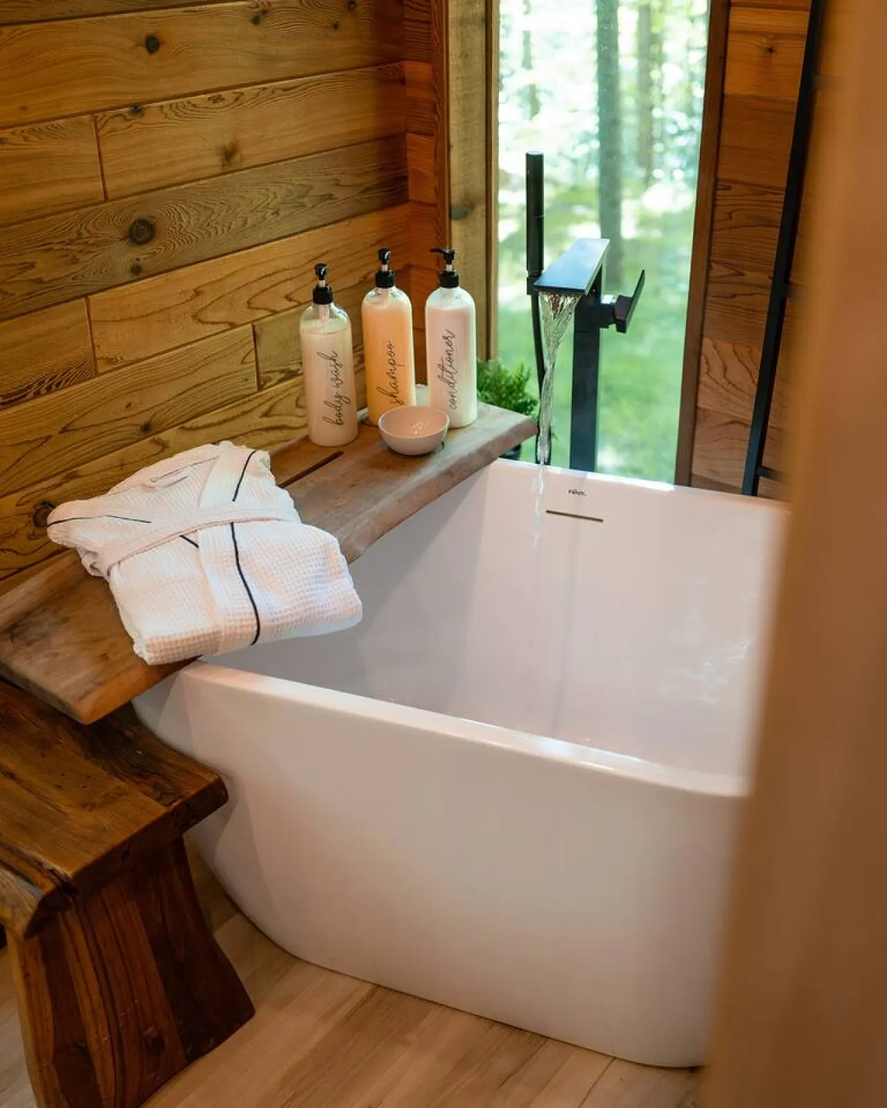 The Twig Outdoor Shower, Deck & Cozy Chimney 11