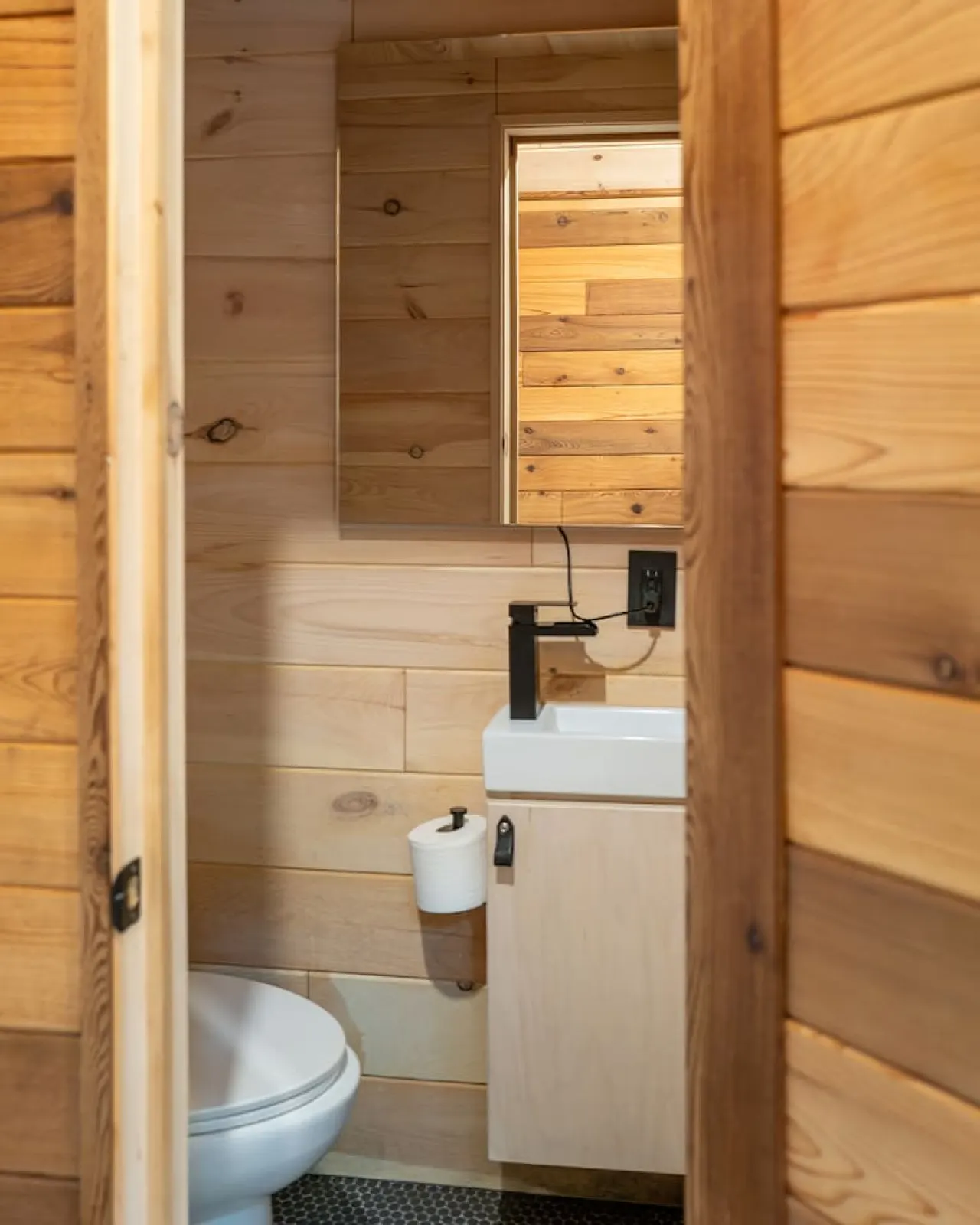The Twig Outdoor Shower, Deck & Cozy Chimney 4