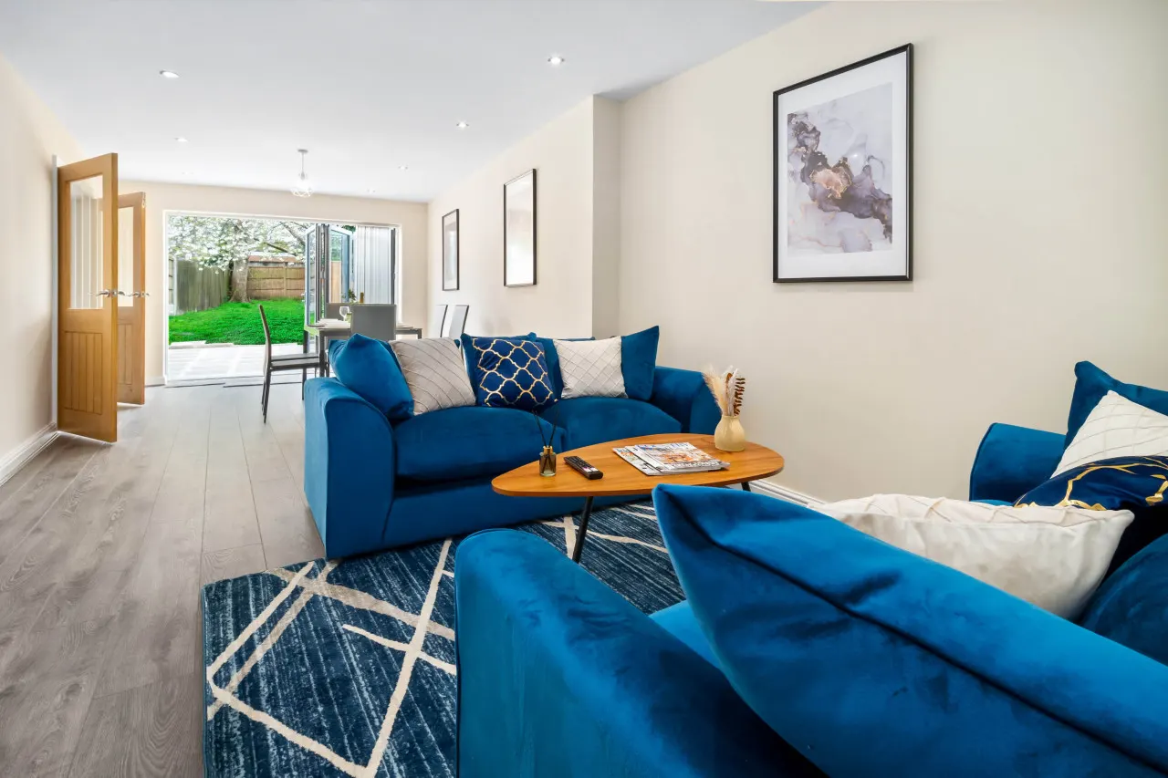 Modern 4 Bedroom House - Garden - Parking 9