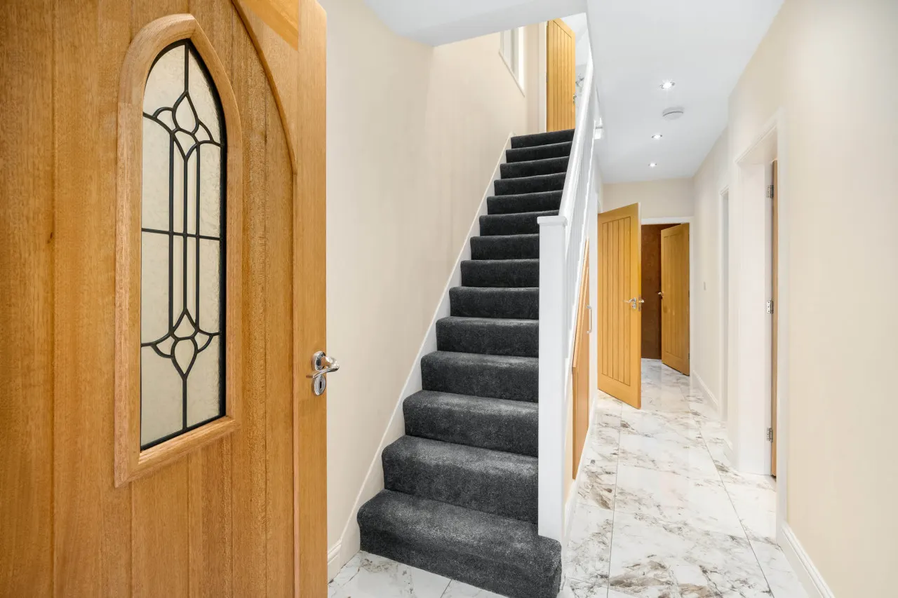 Modern 4 Bedroom House - Garden - Parking 11