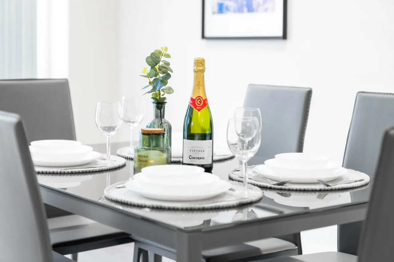 Modern 4 Bedroom House - Garden - Parking 12