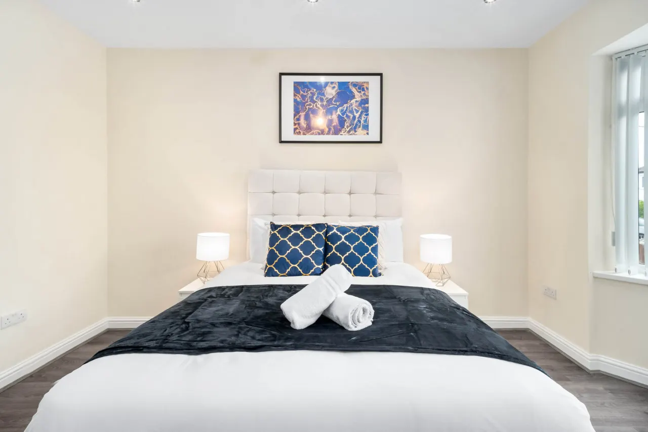 Modern 4 Bedroom House - Garden - Parking 14