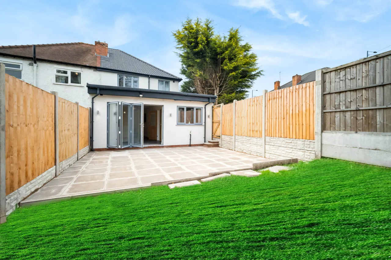 Modern 4 Bedroom House - Garden - Parking 16
