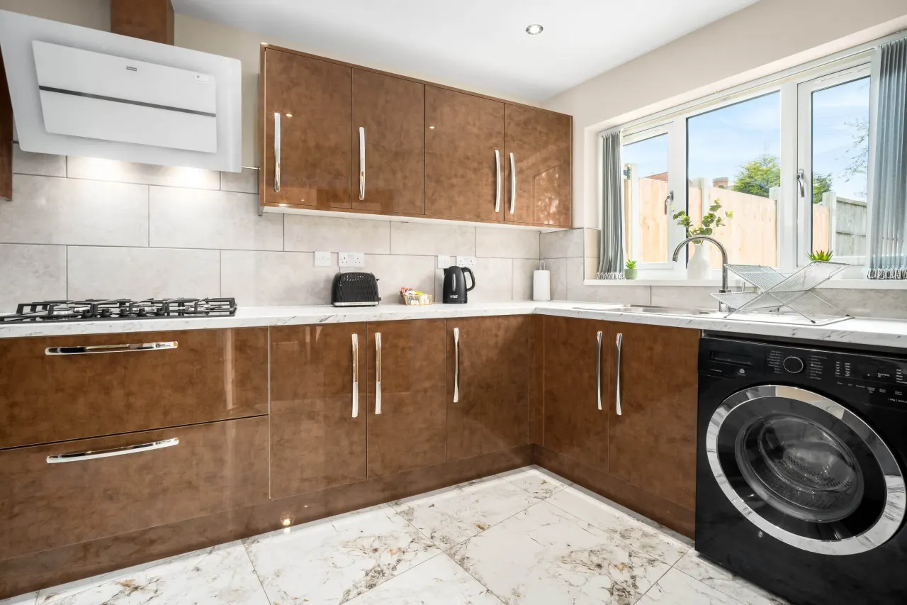 Modern 4 Bedroom House - Garden - Parking 17