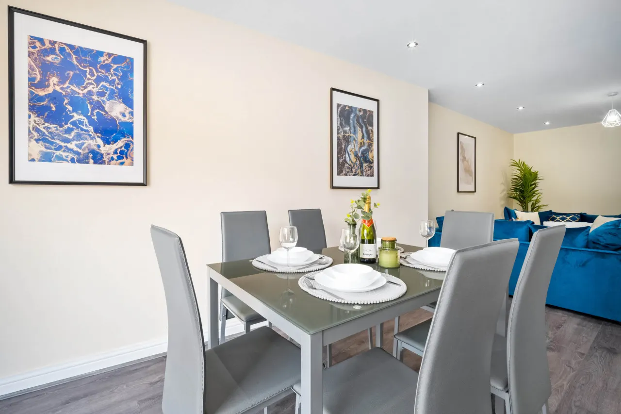 Modern 4 Bedroom House - Garden - Parking 18