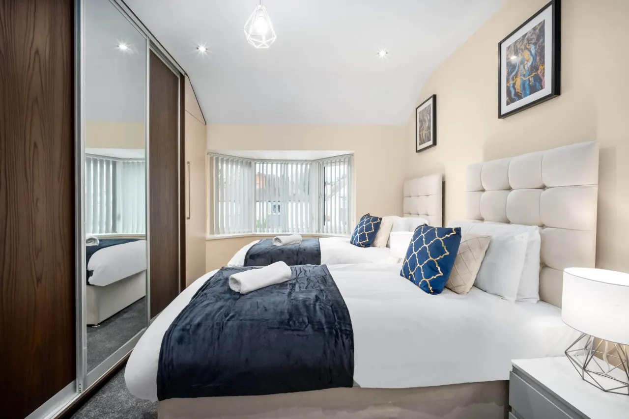 Modern 4 Bedroom House - Garden - Parking 20