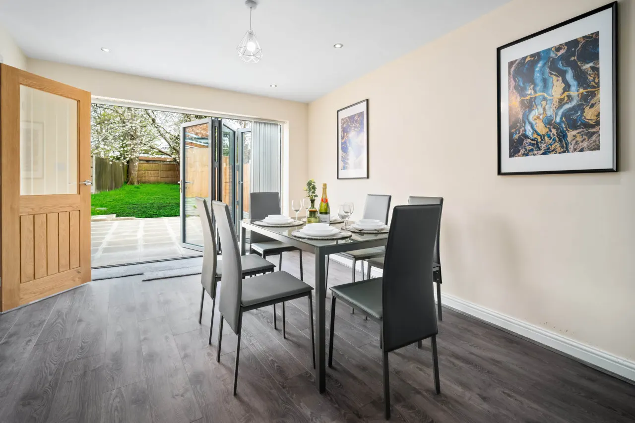Modern 4 Bedroom House - Garden - Parking — photo 4