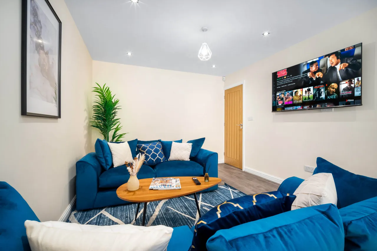 Modern 4 Bedroom House - Garden - Parking 8