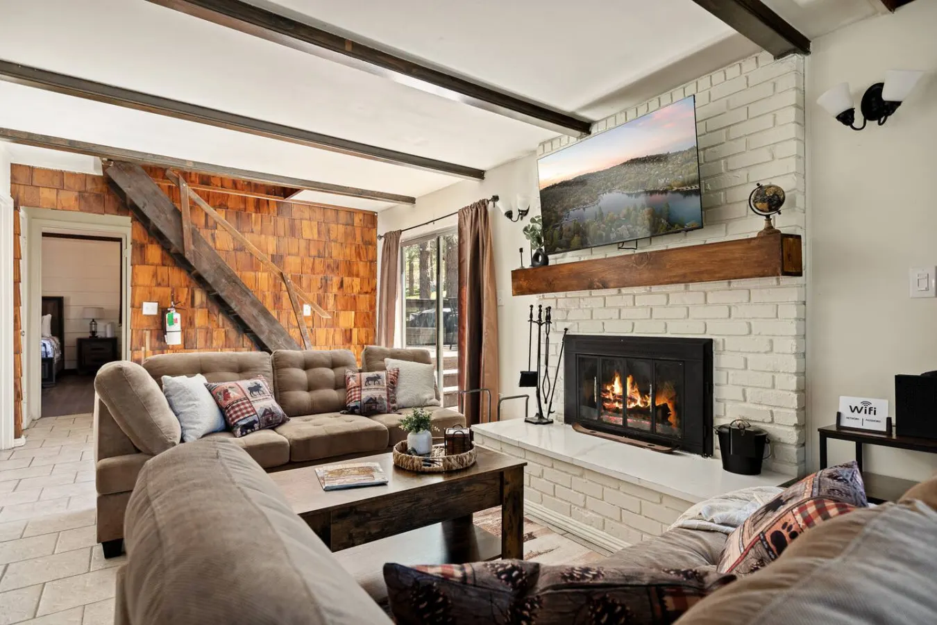 Marin Lodge, Near Slopes w/ Large Backyard, Pets 2