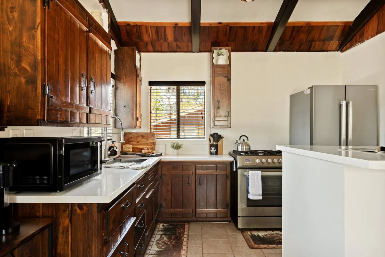 Marin Lodge, Near Slopes w/ Large Backyard, Pets 9