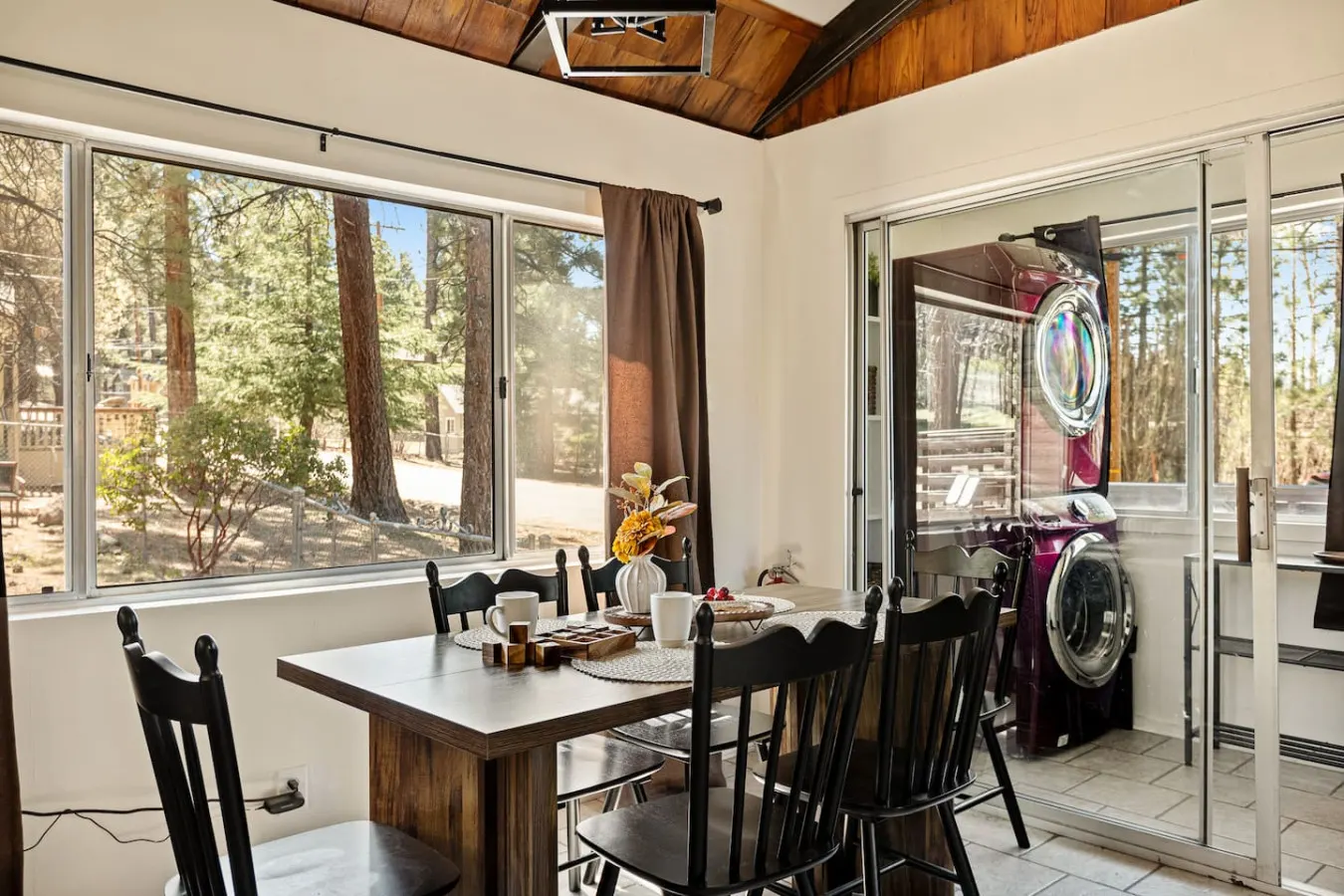 Marin Lodge, Near Slopes w/ Large Backyard, Pets 10