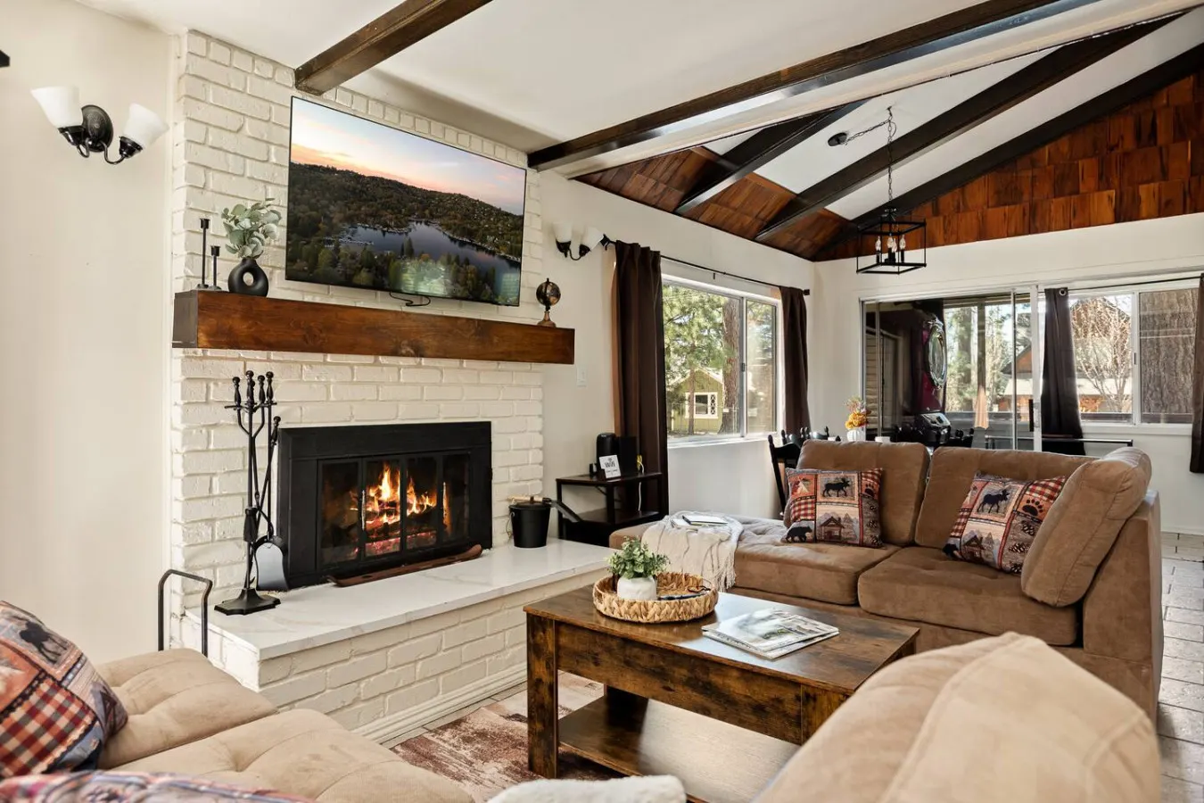 Marin Lodge, Near Slopes w/ Large Backyard, Pets 14