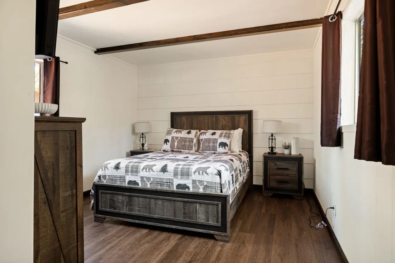 Marin Lodge, Near Slopes w/ Large Backyard, Pets 15