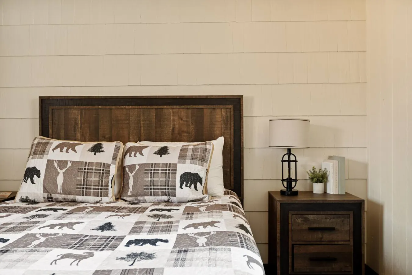 Marin Lodge, Near Slopes w/ Large Backyard, Pets 16