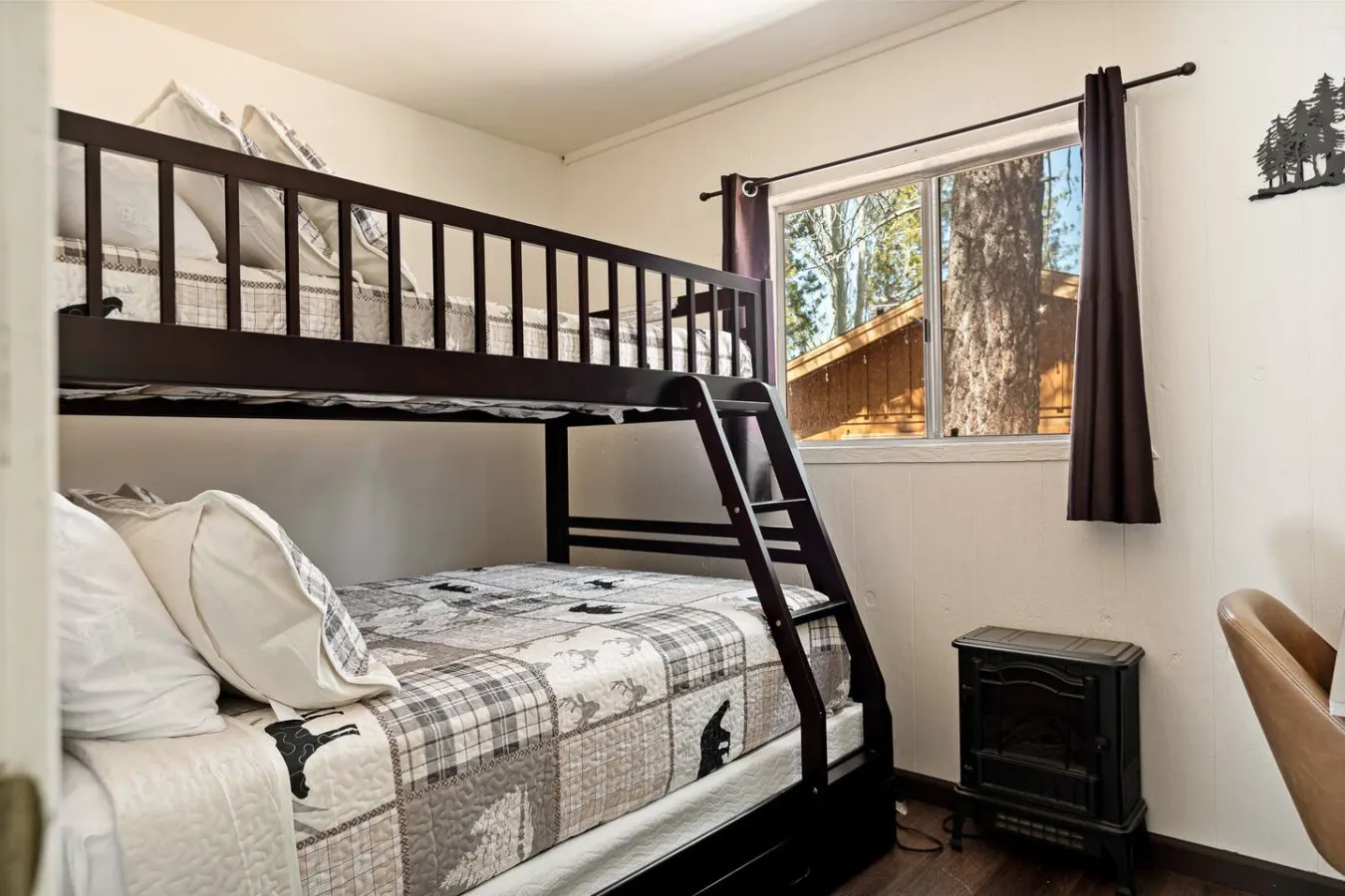 Marin Lodge, Near Slopes w/ Large Backyard, Pets 18