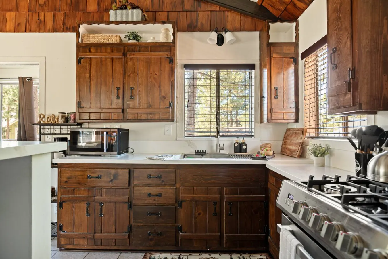 Marin Lodge, Near Slopes w/ Large Backyard, Pets 4