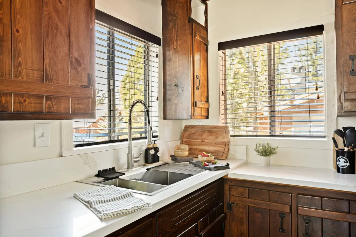 Marin Lodge, Near Slopes w/ Large Backyard, Pets 6