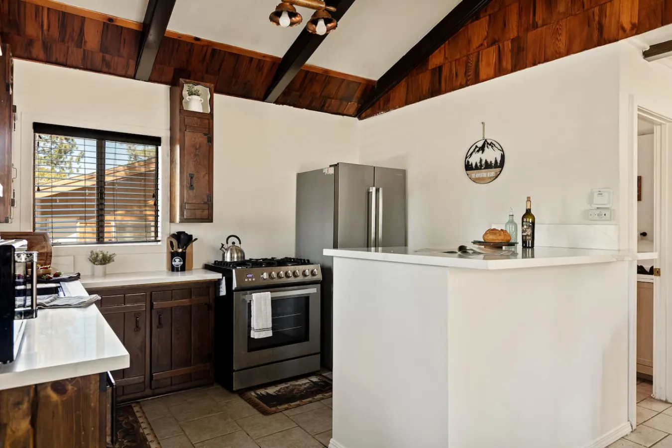 Marin Lodge, Near Slopes w/ Large Backyard, Pets 7