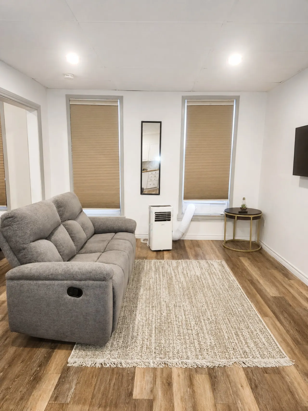 The Napanee Studio| Modern Stay in Dundas