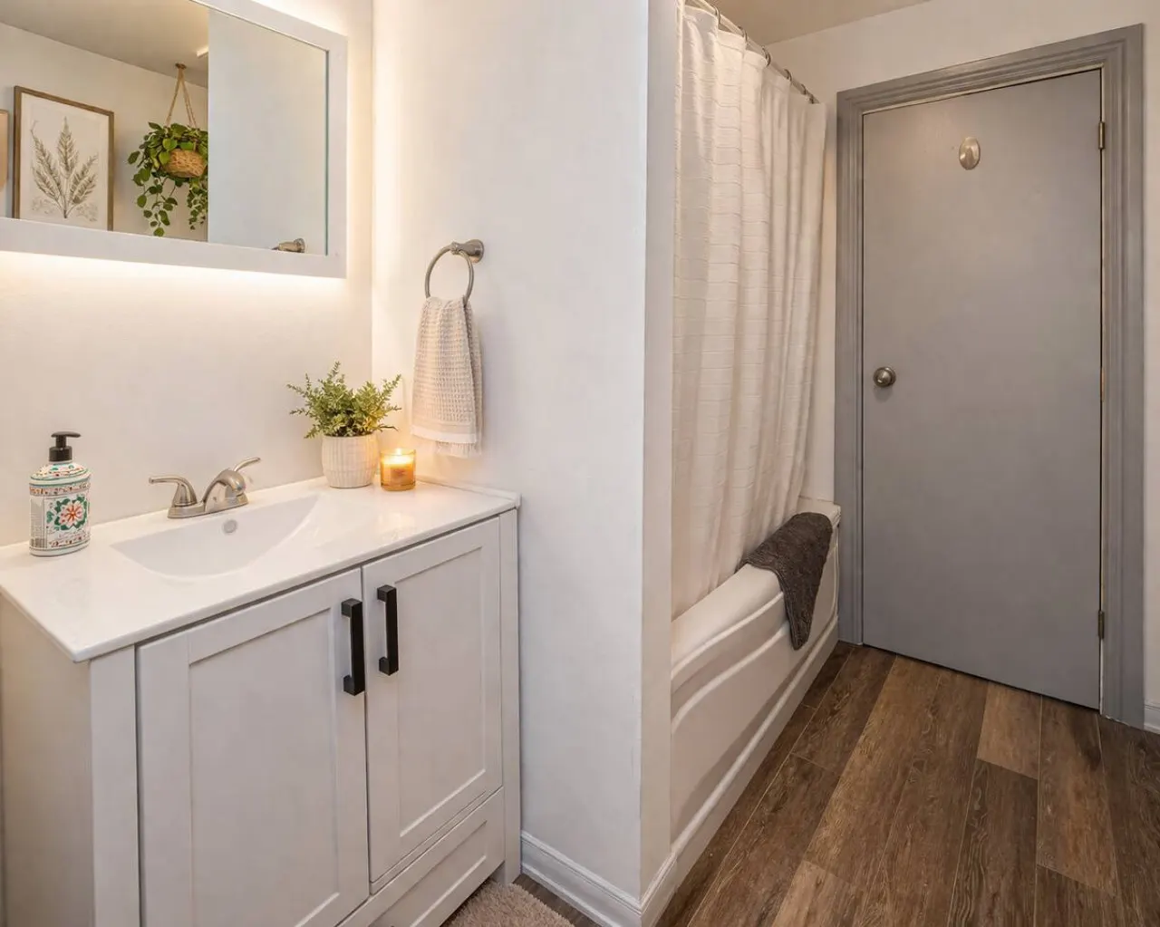 The Napanee Studio| Modern Stay in Dundas — photo 3
