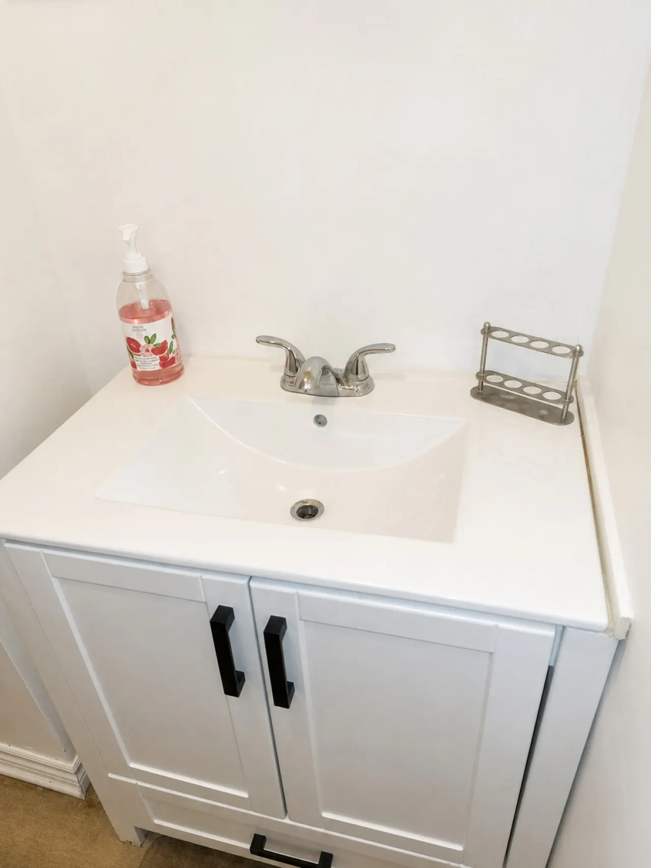 The Napanee Studio Modern Stay in Dundas 6