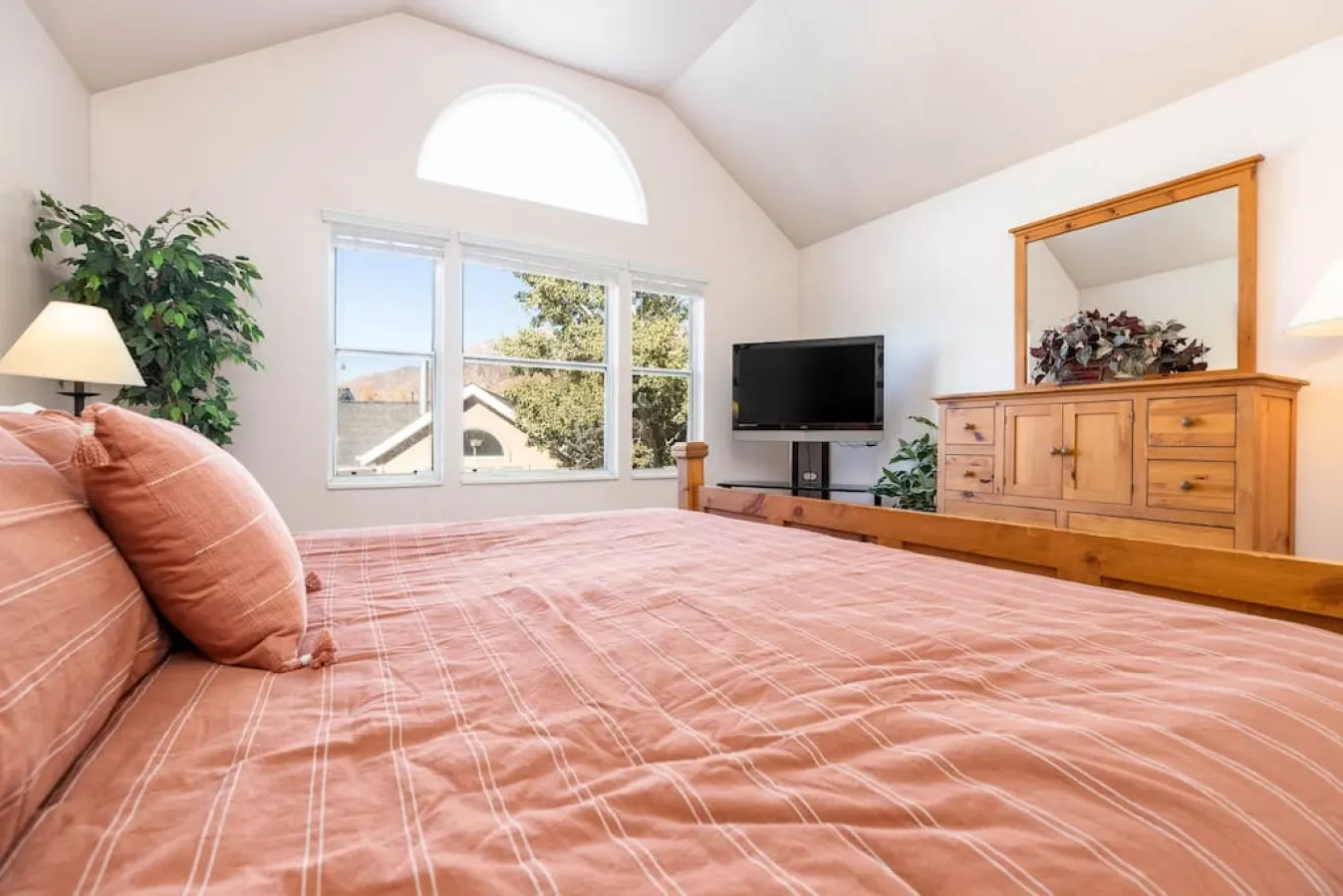 Wasatch Grove 4BR Ski Retreat + Private Hot Tub Sleeps 12 14