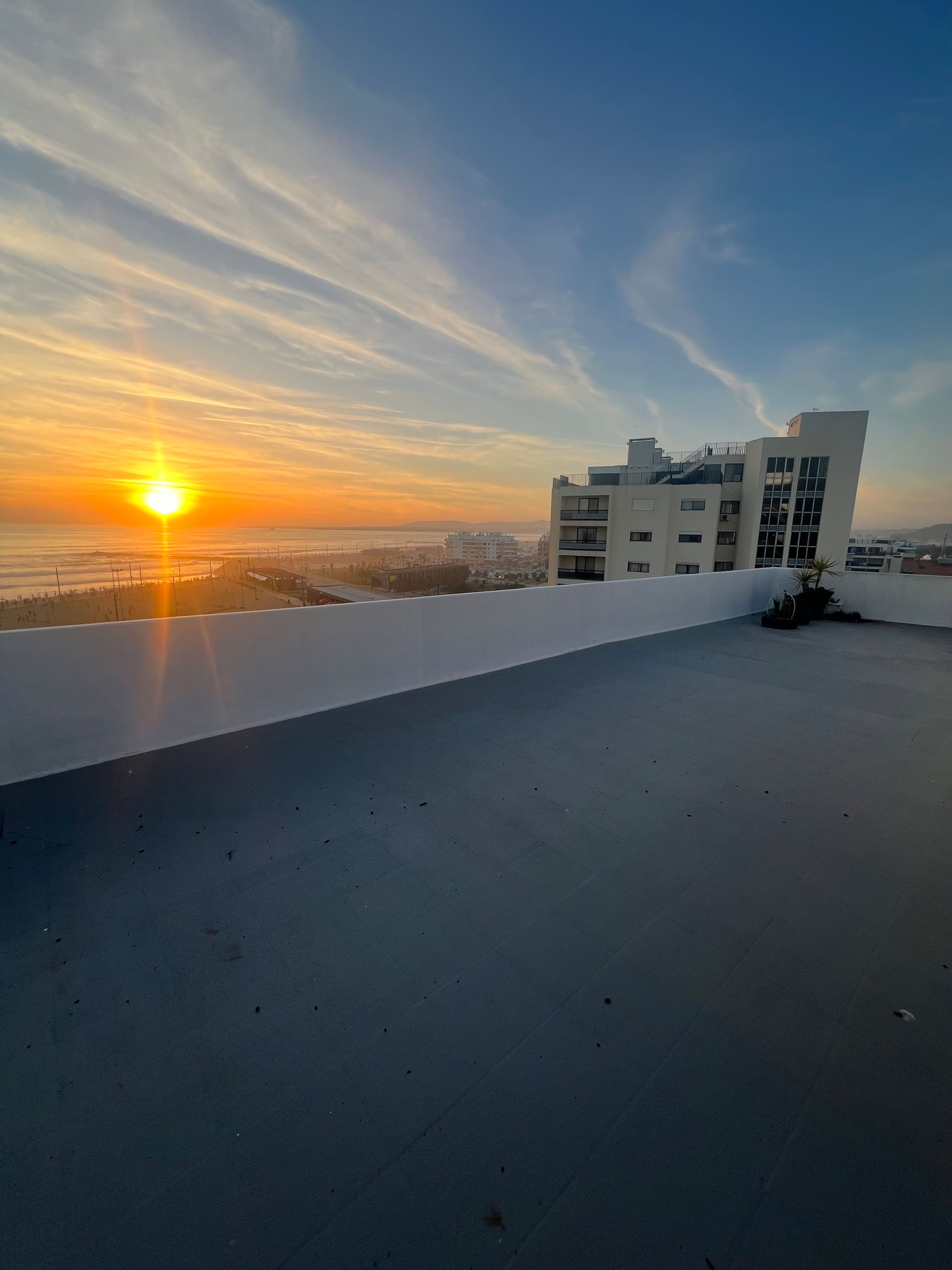 Cozy oceanfront surf penthouse with epic rooftop 24